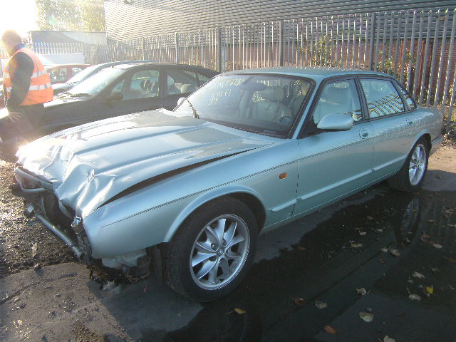2001 JAGUAR XJ8  Parts